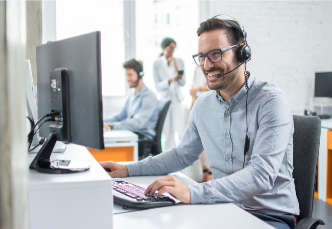 A Southeastern Technical support technician helping a client